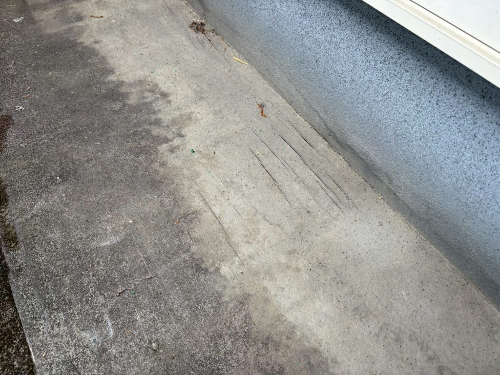 摩耗と色ムラの床面